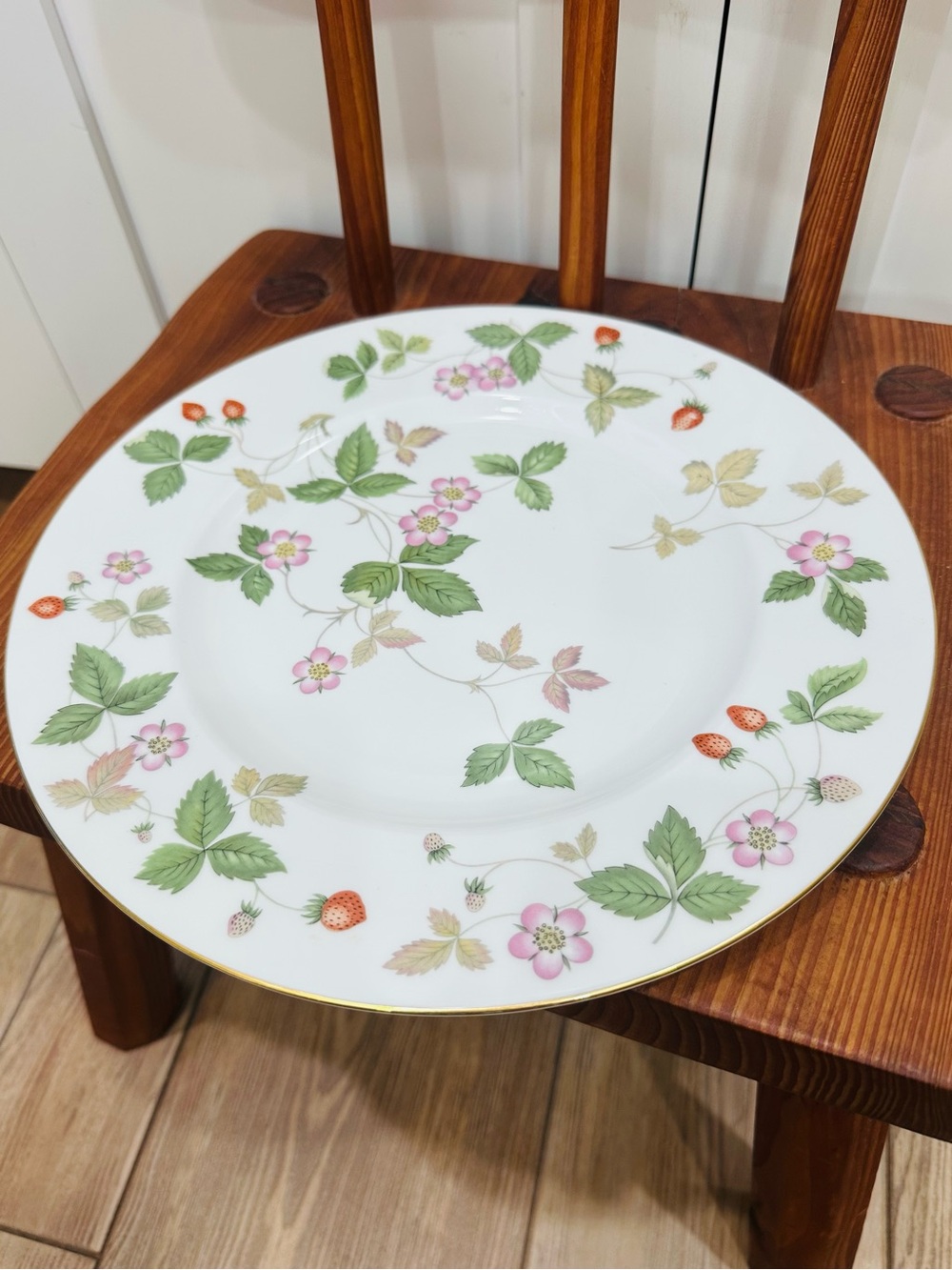Wedgwood Bone China Wild Strawberry Dinner Plate